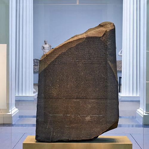 La Stele di Rosetta è una grande lastra in granito nero fondamentale nella decifrazione dei geroglifici egizi